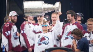 Nico Sturm kommt mit dem Stanley Cup nach Augsburg