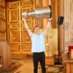 Nico Sturm mit dem Stanley Cup zu Gast in der Heimat