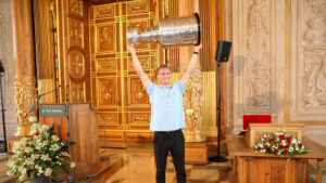 Nico Sturm mit dem Stanley Cup zu Gast in der Heimat