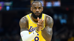 LeBron James deutet Interesse an, mit jüngerem Sohn Bryce zu spielen: "Ich habe das Gefühl, ich könnte eine ganze Weile spielen"