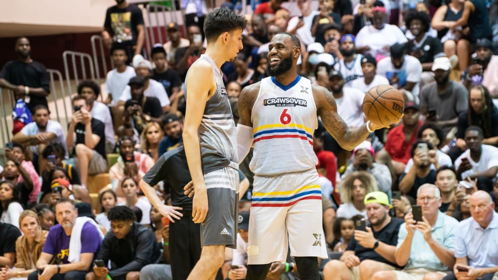 Da war die Stimmung noch gut: Chet Holmgren (li.) und LeBron James beim Turnier in Seattle.