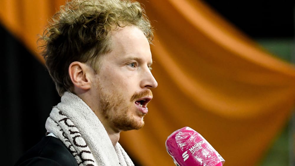 Neuer Job für den ehemaligen Profi: Per Günther am "Magenta"-Mikro.