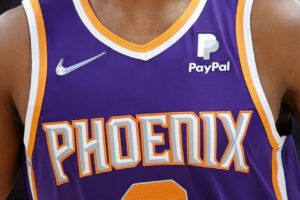 PayPal sagt, dass es sein Sponsoring nicht fortsetzen wird, wenn Robert Sarver, Eigentümer von Phoenix Suns, nach dem Verbot zurückkehrt
