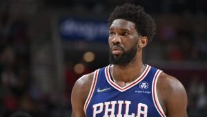 Philadelphia 76ers-Star Joel Embiid ist jetzt US-Bürger und sagt, es sei ein „Segen, Amerikaner zu sein“.