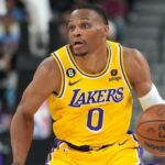 Russell Westbrooks Bankdebüt für die Lakers endet schnell, als er das Spiel nach fünf Minuten mit einer Oberschenkelverletzung verlässt