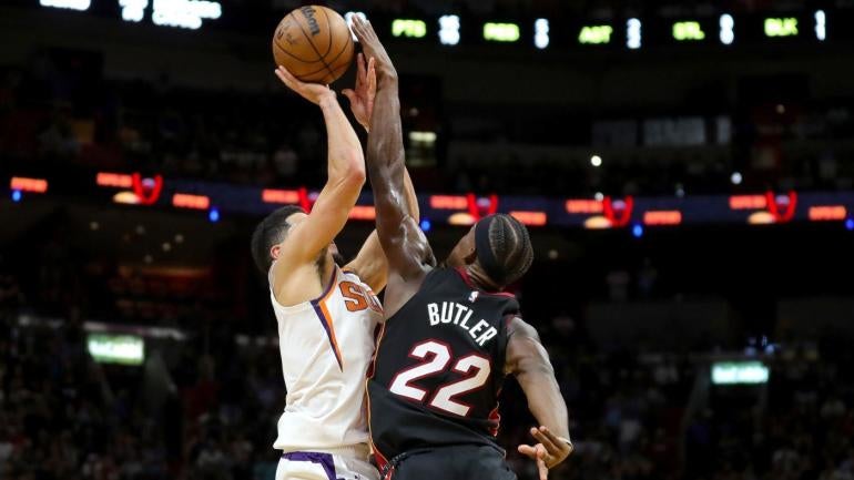 AUSSEHEN: Jimmy Butler blockt Devin Bookers potenziell spielentscheidenden Schuss, um Heat über Suns zu heben