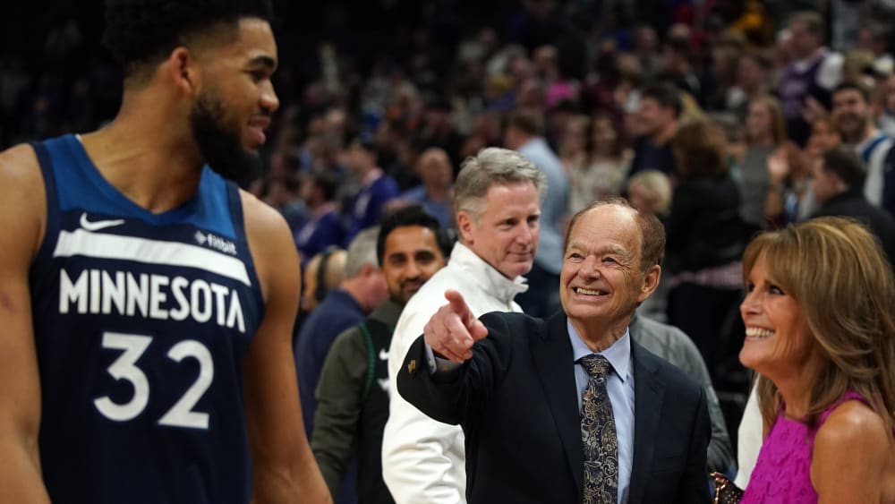 Will die Minnesota Timberwolves nun doch nicht verkaufen: Glen Taylor (M.).