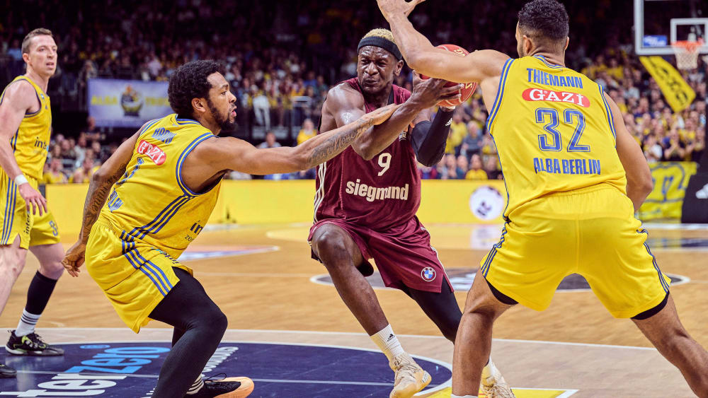 Stoppen Albas Sterling Brown (li.) und Johannes Thiemann (#32) die Bayern um Isaac Bonga (#9) auf dem Weg zum Titel?