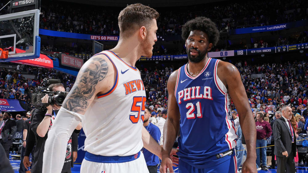 Für Joel Embiid (re.) sind die Playoffs vorbei, Isaiah Hartenstein zog mit den Knicks dagegen weiter.