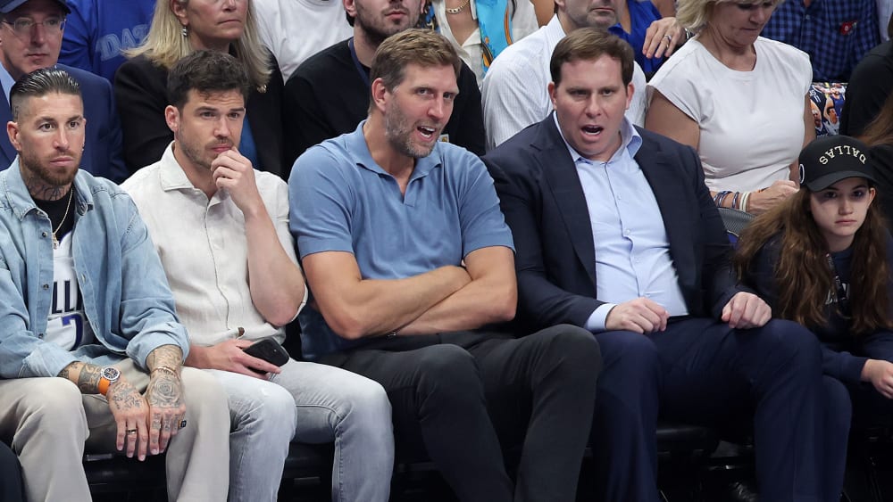 Die deutsche Basketball-Legende Dirk Nowitzki (3. von l.) hofft auf die Sensation seiner Mavs.