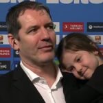 Harrelson lobt und kuschelt Tochter: "Die kleinen Dinge sind entscheidend" | Basketball - Stimmen by MagentaSport | Video