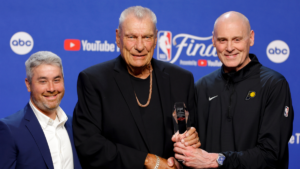 Ex-MAVS-Trainer Don Nelson trägt Luka Dončićs neue Schuhe, um zu protestieren. "Es war ein enormer Fehler"