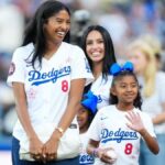 Uhr: Kobe Bryants Tochter Bianka wirft den ersten Platz, als Dodgers die verstorbenen Lakers, NBA -Legende, feiern